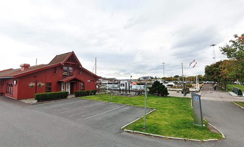 Høyhastighetsbevis i Horten Gjestehavn med parkeringsplasser